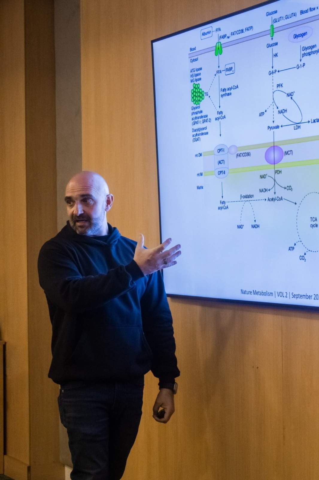Rodrigo Abdala ministrando aula sobre metabolismo energético.