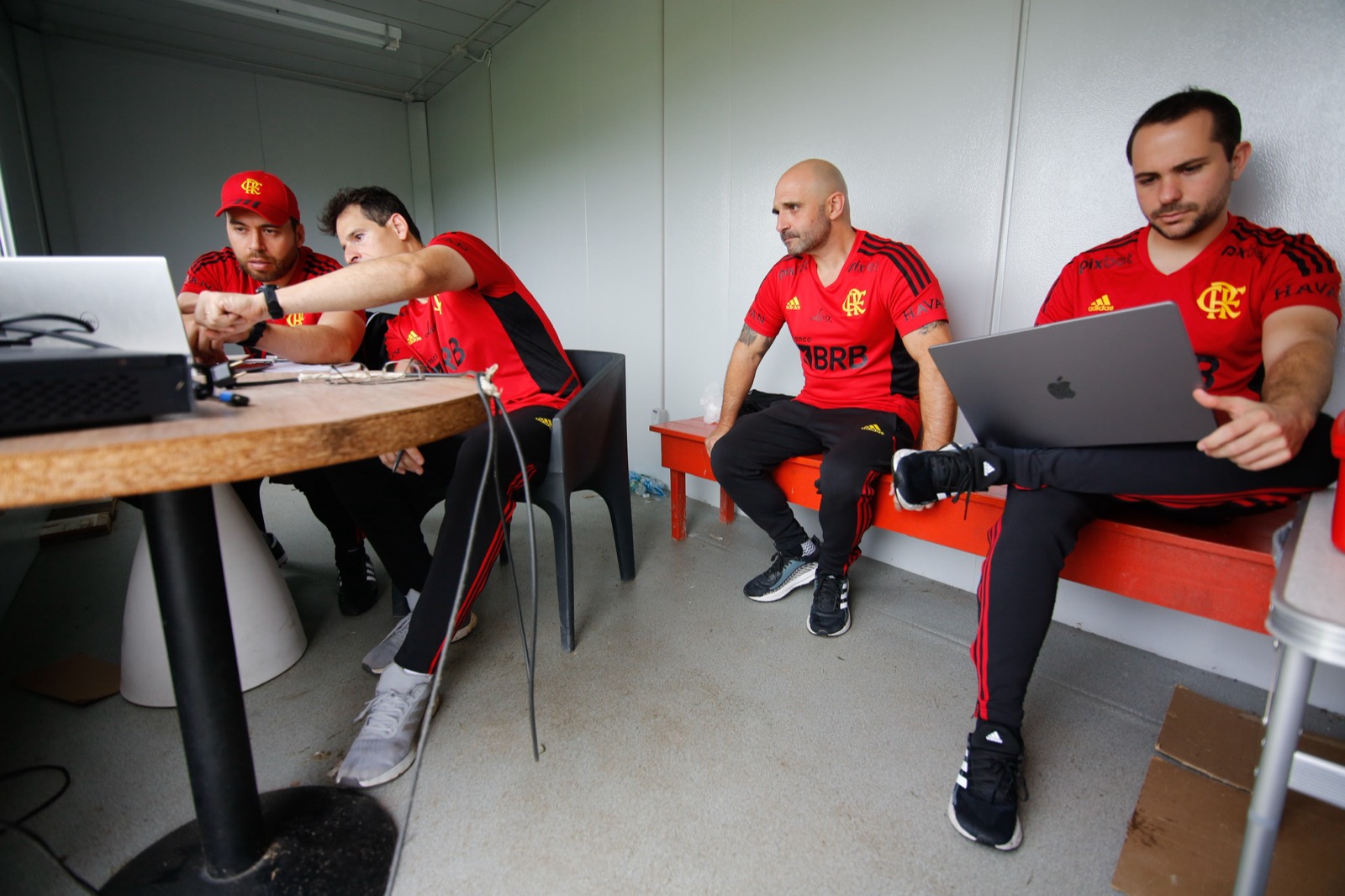 Comissão do Flamengo na cabine de análise.