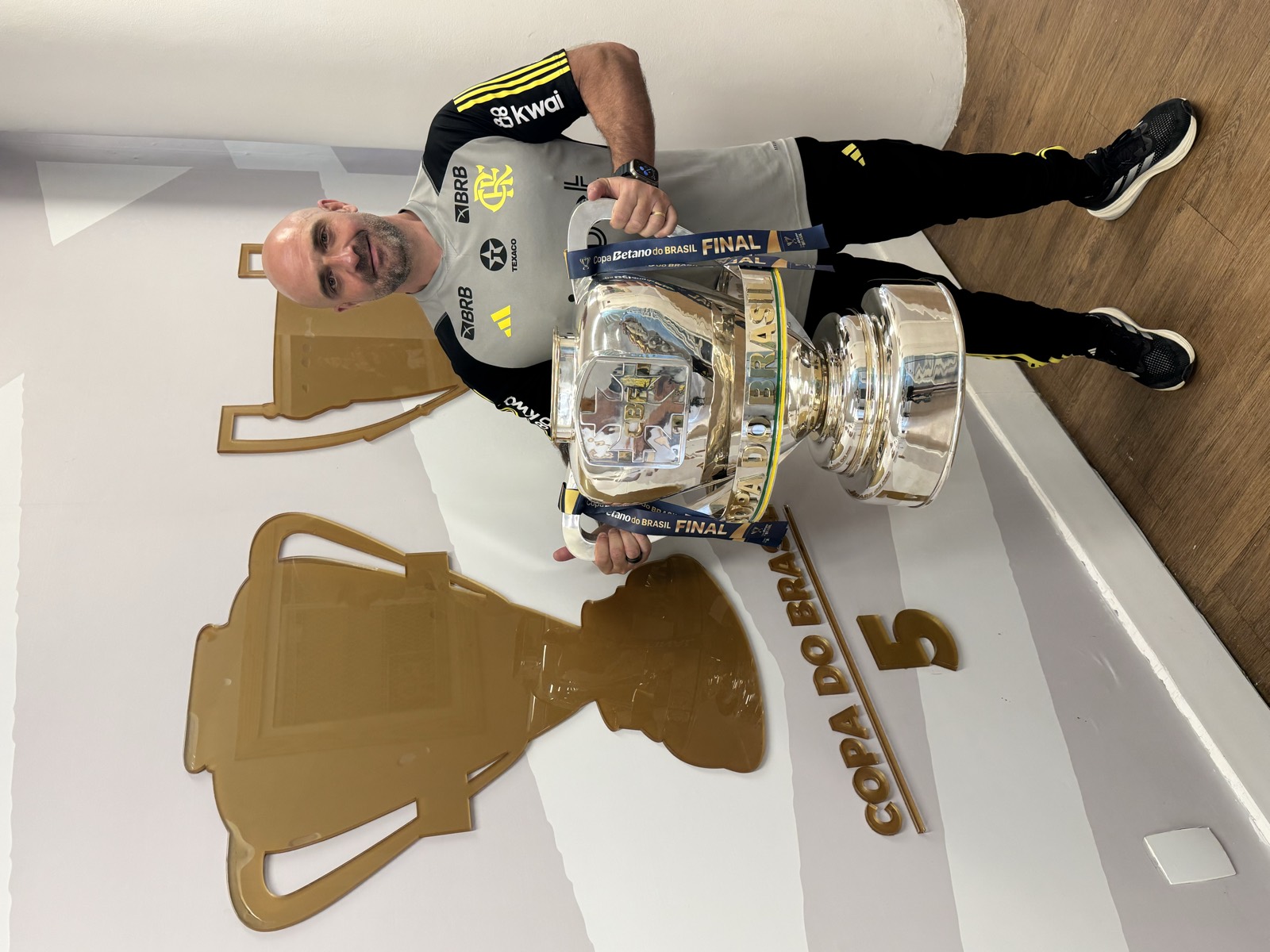 Rodrigo Abdala com o troféu da Copa do Brasil no CT do Flamengo.